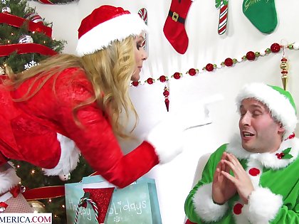 Creampie ending after kinky fucking with Ms. Claus Julia Ann